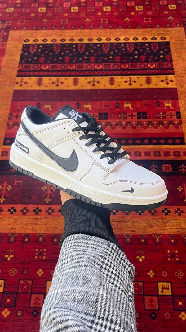 sb نایک Supreme White Black